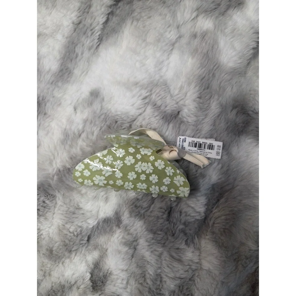 American Eagle Floral Hair Claw Clip Sage Green White Daisy Print NWT 39689310